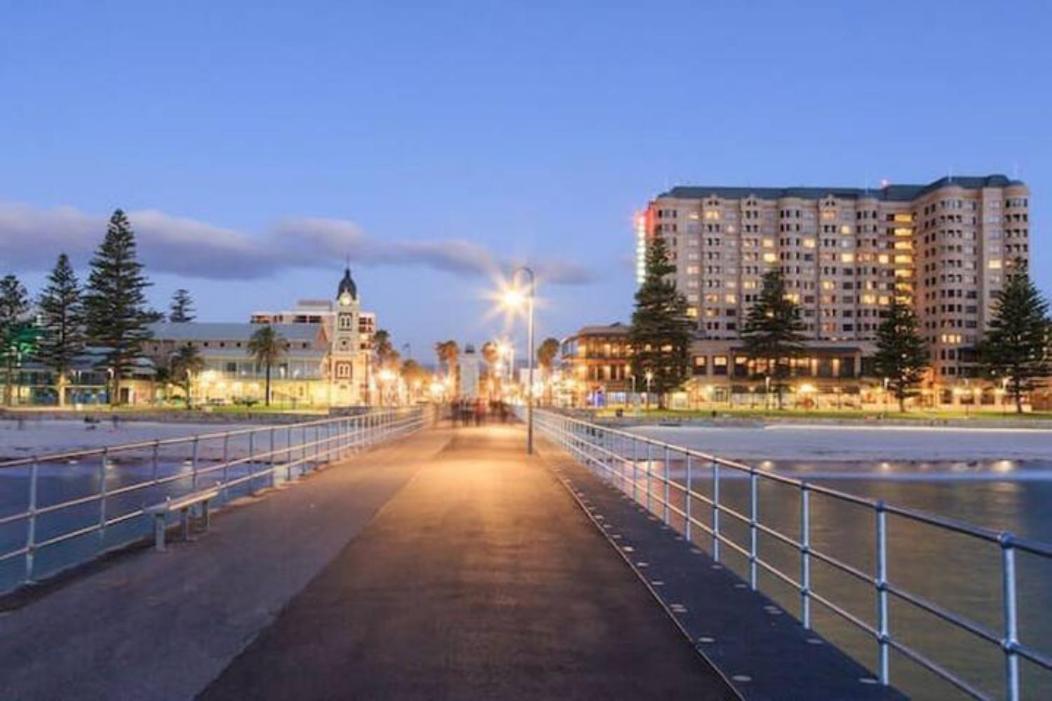 Beachside Luxury Apartments One&Two Bedroom in Beachfront Oaks Pier Building Glenelg Exterior foto